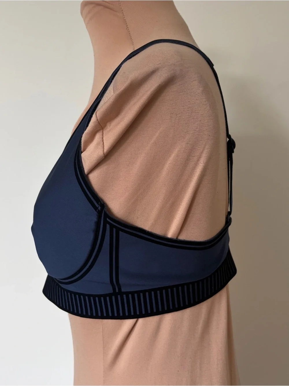 ALO YOGA Airlift Line Up Black Velvet Flocking Navy Blue Sports Bra EUC Size M